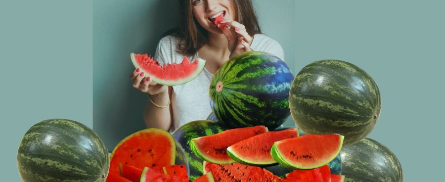 প্রতিদিন তরমুজ মুখে লাগানো যাবে কি? - Can watermelon be applied to the face every day? : হ্যাঁ তরমুজের পেস্ট প্রতিদিনই আপনি ব্যবহার করতে পারবেন। তরমুজের মধ্যে রয়েছে প্রচুর পরিমাণে ভিটামিন ও পানি যা আমাদের ত্বক ও চুলের জন্য খুবই উপকারী।তাই আমাদের ত্বকে প্রতিদিনই তরমুজ এবং তরমুজের রস ব্যবহার করা যাবে। ত্বকের জন্য কোন তরমুজ ভালো? Which watermelon is good for the skin? আমাদের ত্বকের জন্য কোন তরমুজ ভালো এমন প্রশ্ন আমাদের মনে রয়েছে। তবে গালিয়া তরমুজ আমাদের ত্বকের জন্য বেশি ভালো। কারণ গালিয়া তরমুজে বেশি পরিমাণে ভিটামিন এ পাওয়া যায়।আর ভিটামিন এ কে সৌন্দর্যের ভিটামিন বলা হয়। তরমুজ খেলে কি ত্বক টানটান হয়? - Does eating watermelon tighten the skin? তরমুজ অত্যন্ত পুষ্টিকর একটি ফলের মধ্যে লাইকোপেন এন্টিঅক্সিডেন্ট এবং প্রচুর পরিমাণে পানি থাকে যা আমাদের ত্বককে ভালো রাখতে সাহায্য করে এবং ত্বককে উজ্জ্বল ফর্সা ও টানটান করে। সতর্কতা: তরমুজ আমাদের ত্বকের এবং চুলের জন্য ও আমাদের বডির জন্য অনেক উপকারী। তবে কিছু কিছু মানুষের ক্ষেত্রে সবকিছু শুট করে না। তরমুজ বাজার রস আপনার বডিতে সুট না করে তাহলে আপনি এভোয়েড করুন। অথবা ডাক্তারের পরামর্শ নিয়ে ব্যবহার করুন।